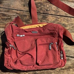 Baggallini Go Everywhere Red crossbody bag. Ex cond. vibrant orange lining.